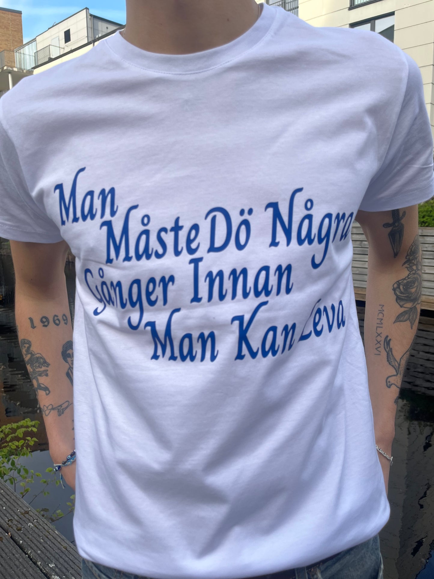Man Måste Dö Några Gånger, Innan Man Kan Leva T-shirt