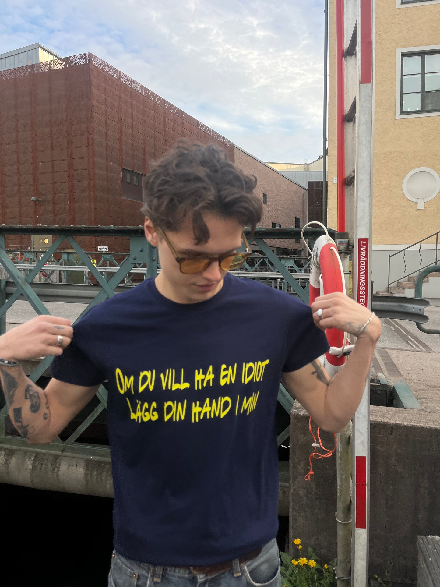 Om Du Vill Ha En Idiot, Lägg Din Hand I Min T-shirt